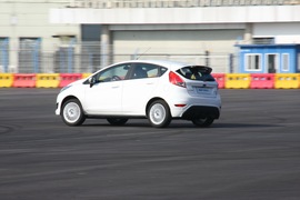 试驾2013款福特新嘉年华两厢1.5L自动劲动型