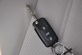 2013款上海大众朗行1.6L自动豪华型
