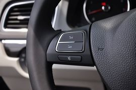 2013款上海大众朗行1.6L自动豪华型