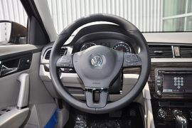 2013款上海大众朗行1.6L自动豪华型