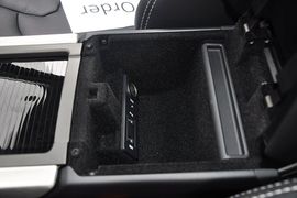2013款路虎揽胜极光2.0T眩蓝限量版