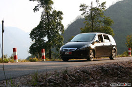 搜狐广西试驾景逸1.8T外观