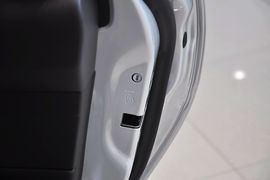 2012款福特福克斯三厢1.6L手自一体风尚型