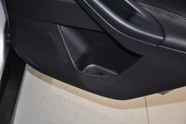 2012款福特福克斯三厢1.6L手自一体风尚型