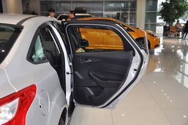 2012款福特福克斯三厢1.6L手自一体风尚型