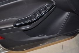 2012款福特福克斯三厢1.6L手自一体风尚型
