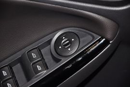 2012款福特福克斯三厢1.6L手自一体风尚型