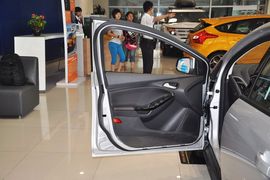 2012款福特福克斯三厢1.6L手自一体风尚型