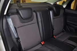 2012款福特福克斯三厢1.6L手自一体风尚型