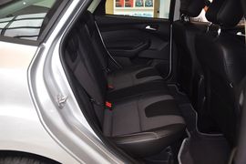 2012款福特福克斯三厢1.6L手自一体风尚型
