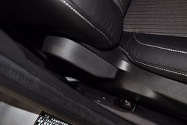 2012款福特福克斯三厢1.6L手自一体风尚型