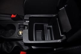 2012款福特福克斯三厢1.6L手自一体风尚型