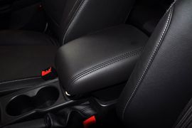 2012款福特福克斯三厢1.6L手自一体风尚型