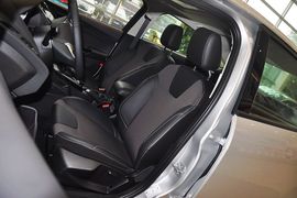 2012款福特福克斯三厢1.6L手自一体风尚型