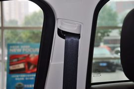 2012款福特福克斯三厢1.6L手自一体风尚型