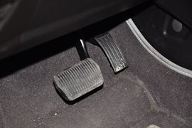 2012款福特福克斯三厢1.6L手自一体风尚型