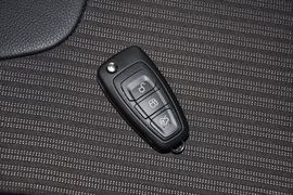 2012款福特福克斯三厢1.6L手自一体风尚型