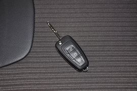 2012款福特福克斯三厢1.6L手自一体风尚型