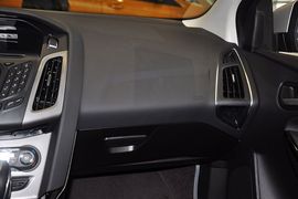 2012款福特福克斯三厢1.6L手自一体风尚型
