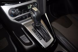 2012款福特福克斯三厢1.6L手自一体风尚型