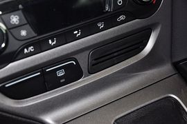 2012款福特福克斯三厢1.6L手自一体风尚型