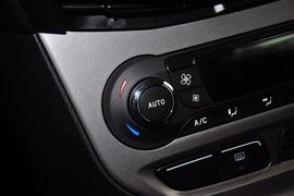2012款福特福克斯三厢1.6L手自一体风尚型