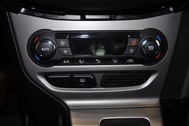 2012款福特福克斯三厢1.6L手自一体风尚型