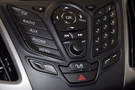 2012款福特福克斯三厢1.6L手自一体风尚型