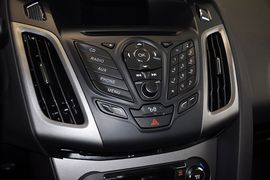 2012款福特福克斯三厢1.6L手自一体风尚型