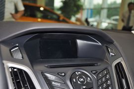 2012款福特福克斯三厢1.6L手自一体风尚型