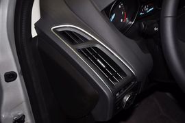 2012款福特福克斯三厢1.6L手自一体风尚型