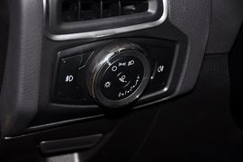 2012款福特福克斯三厢1.6L手自一体风尚型
