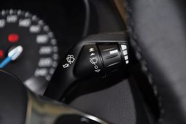 2012款福特福克斯三厢1.6L手自一体风尚型