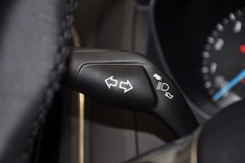 2012款福特福克斯三厢1.6L手自一体风尚型