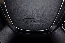 2012款福特福克斯三厢1.6L手自一体风尚型