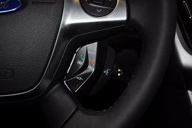 2012款福特福克斯三厢1.6L手自一体风尚型