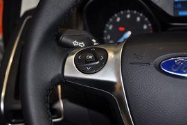 2012款福特福克斯三厢1.6L手自一体风尚型