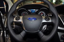 2012款福特福克斯三厢1.6L手自一体风尚型