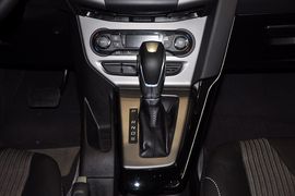 2012款福特福克斯三厢1.6L手自一体风尚型