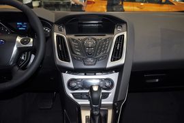 2012款福特福克斯三厢1.6L手自一体风尚型
