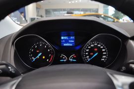 2012款福特福克斯三厢1.6L手自一体风尚型