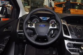 2012款福特福克斯三厢1.6L手自一体风尚型
