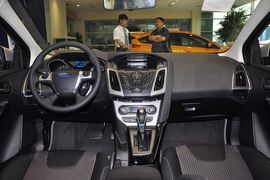 2012款福特福克斯三厢1.6L手自一体风尚型