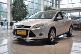 2012款福特福克斯三厢1.6L手自一体风尚型