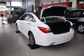 2013款现代索纳塔八2.4DLX尊贵版
