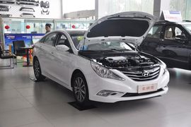 2013款现代索纳塔八2.4DLX尊贵版