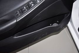 2013款现代索纳塔八2.4DLX尊贵版