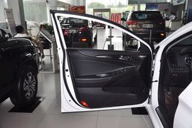 2013款现代索纳塔八2.4DLX尊贵版