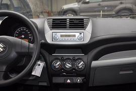 2013款铃木奥拓1.0L手动舒适型