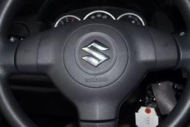 2013款铃木雨燕1.3L手动超值版